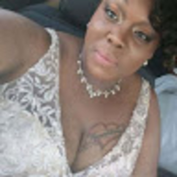 Meet your Posher, Ebonie - Picture 1 of 1